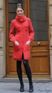 Красное пальто вязаное спицами
