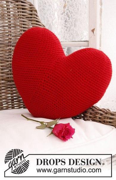 Вязаное сердце подушка