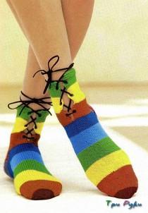 Вязаные носки в полоску со шнуровкой