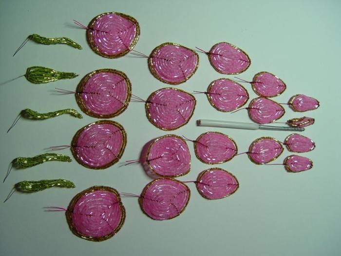 Французские розы из бисера от Александра Крамаренко (32) (700x525, 213Kb)