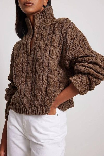 Стильный образ с коричневым свитером 5