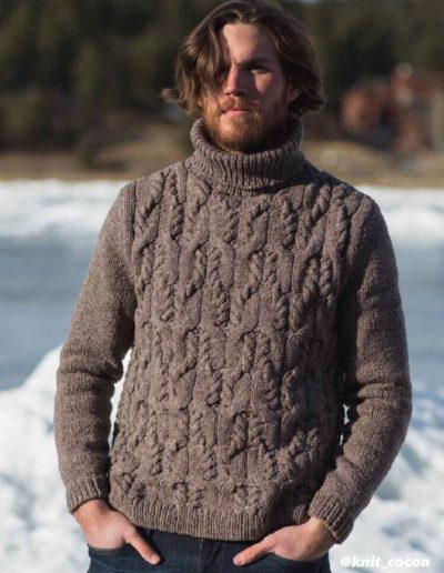 Зимний уют в объёмном свитере для мужчины 26