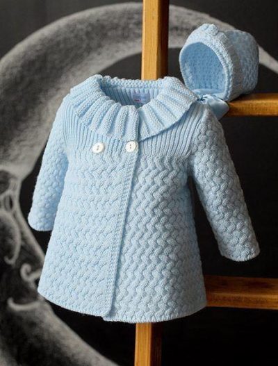 Нежно-голубой вязаный комплект с косичками и белыми пуговицами для вашего малыша 26