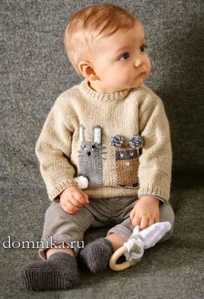 Малыш в вязаных носочках и уютном свитере 1