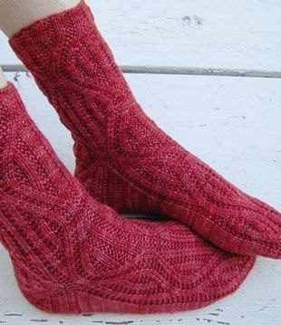 Вязаные шерстяные носки насыщенного красного цвета 3