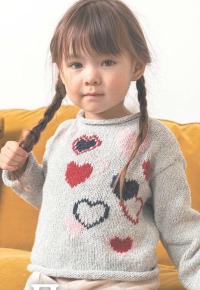 Очаровательная девочка в уютном пуловере спицами 17
